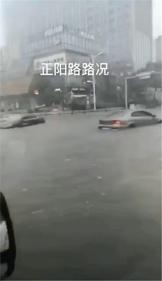 臺(tái)風(fēng)巴威造成青島城市內(nèi)澇，機(jī)動(dòng)車熄火