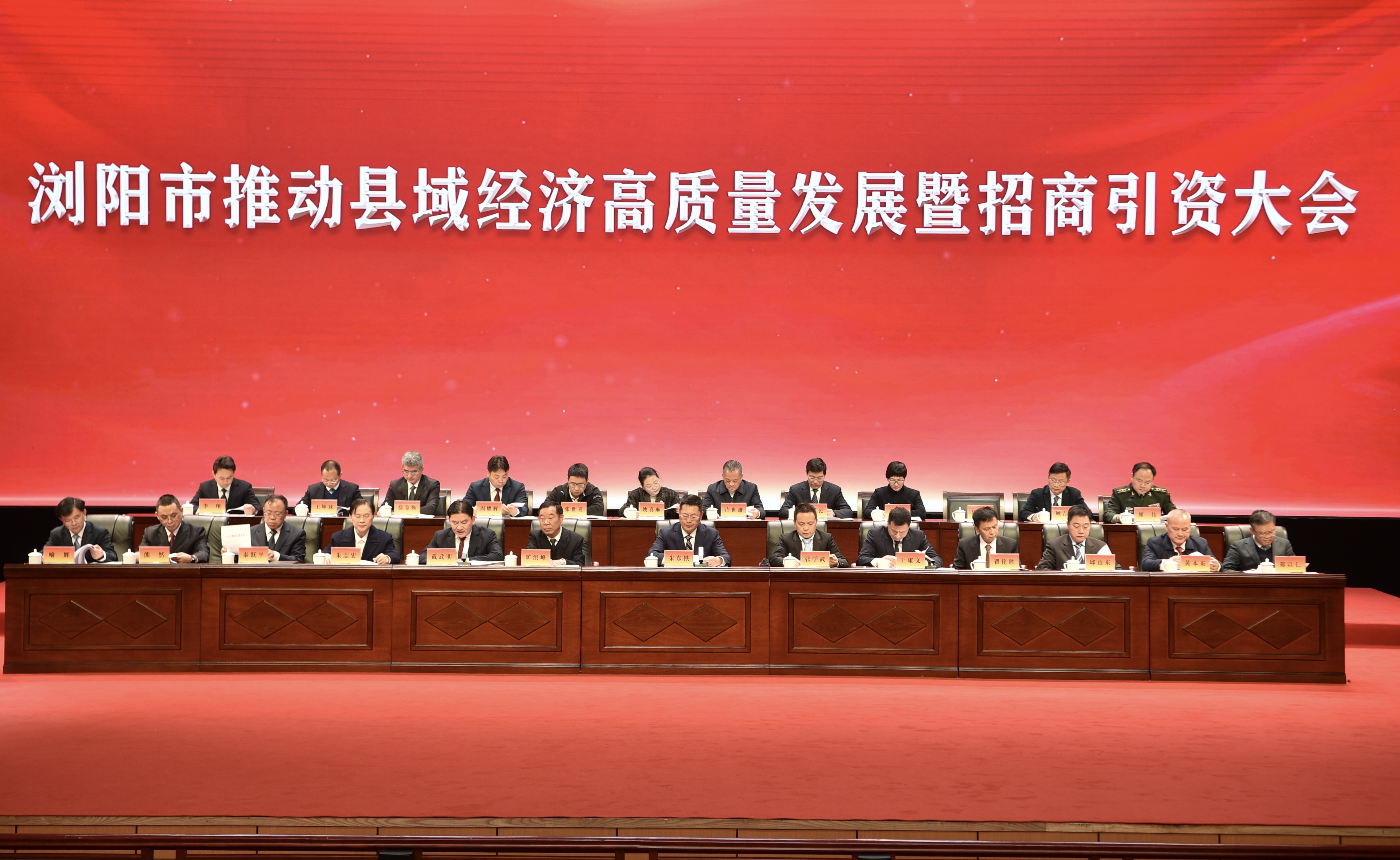 最高禮遇!鹽津鋪?zhàn)訌垖W(xué)武董事長坐主席臺(tái) 為縣域經(jīng)濟(jì)高質(zhì)量發(fā)展暨招商引資大會(huì)優(yōu)秀企業(yè)家頒獎(jiǎng) 最高禮遇!鹽津鋪?zhàn)訌垖W(xué)武董事長坐主席臺(tái) 為縣域經(jīng)濟(jì)高質(zhì)量發(fā)展暨招商引資大會(huì)優(yōu)秀企業(yè)家頒獎(jiǎng)