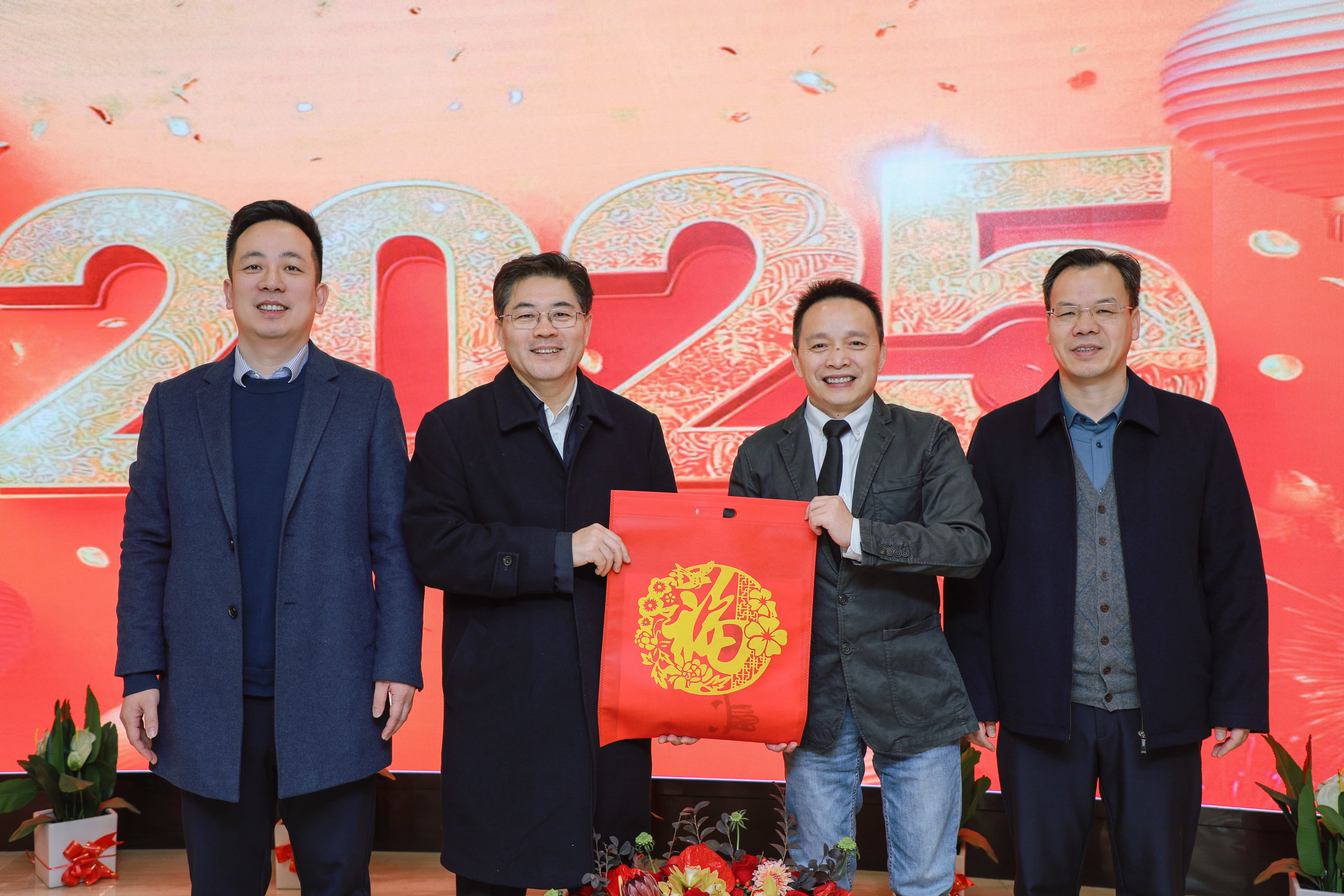 省委統(tǒng)戰(zhàn)部部長(zhǎng)隋忠誠(chéng)一行到鹽津鋪?zhàn)娱_(kāi)展春節(jié)走訪慰問(wèn) 省委統(tǒng)戰(zhàn)部部長(zhǎng)隋忠誠(chéng)一行到鹽津鋪?zhàn)娱_(kāi)展春節(jié)走訪慰問(wèn)