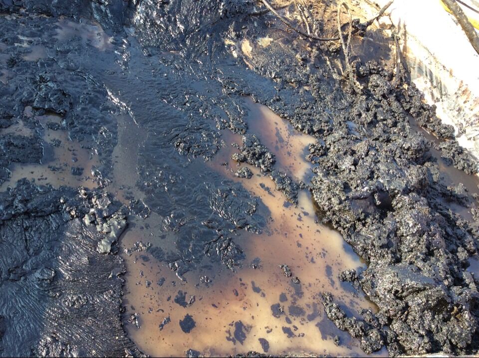 含油污水是原油、泥沙、水等的混合物。