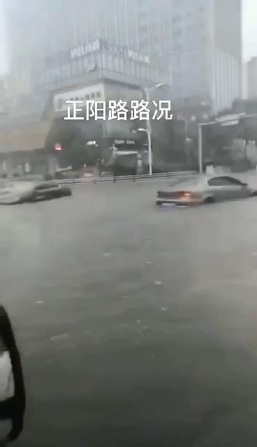臺(tái)風(fēng)巴威造成青島城市內(nèi)澇，機(jī)動(dòng)車(chē)熄火